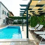 Stone Mia With Pool * Debeljak