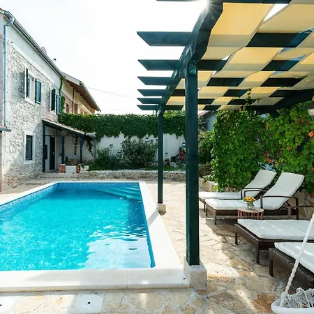 Stone Mia With Pool * Debeljak