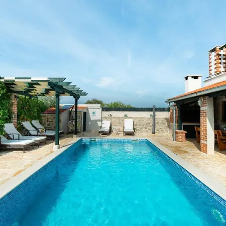 וילה Stone Mia With Pool Debeljak