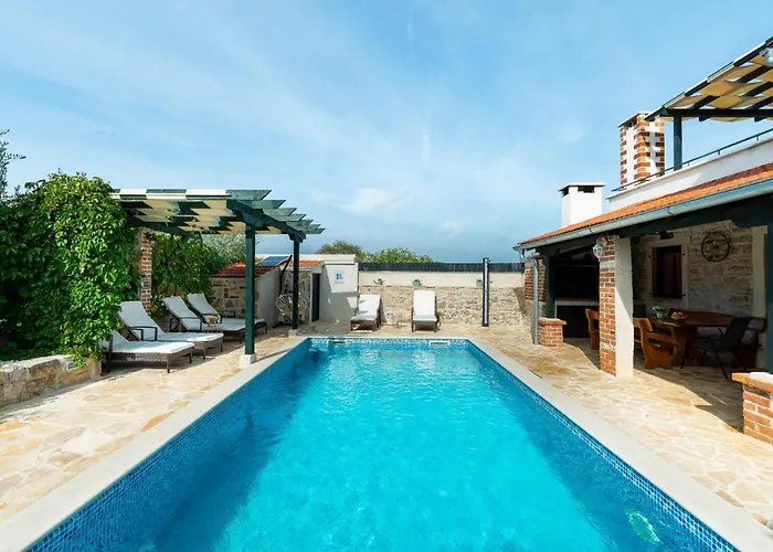וילה Stone Mia With Pool Debeljak