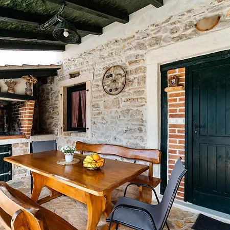 Stone Mia With Pool Vila Debeljak