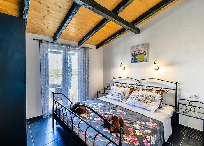 Stone Mia With Pool * Debeljak